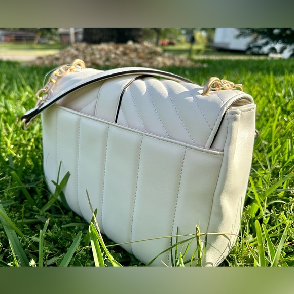 Time and Tru NWT Large White w/gold hardware Handbag - Picture 4 of 5